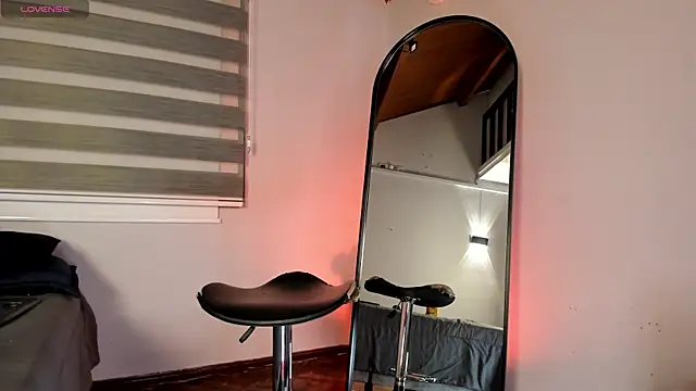 Lara reynolds  online show from April 7, 9:28 pm