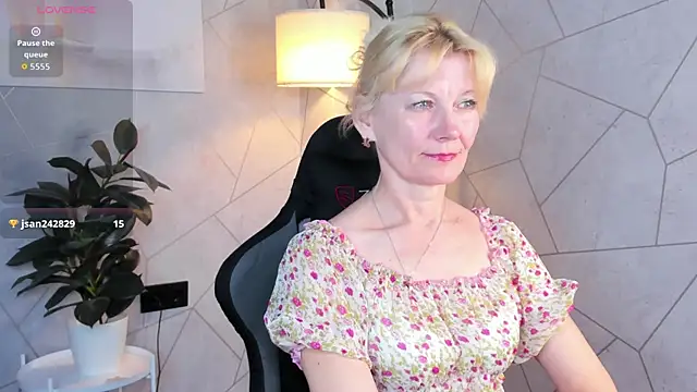 Julie Lucas online show from June 2, 12:22 am