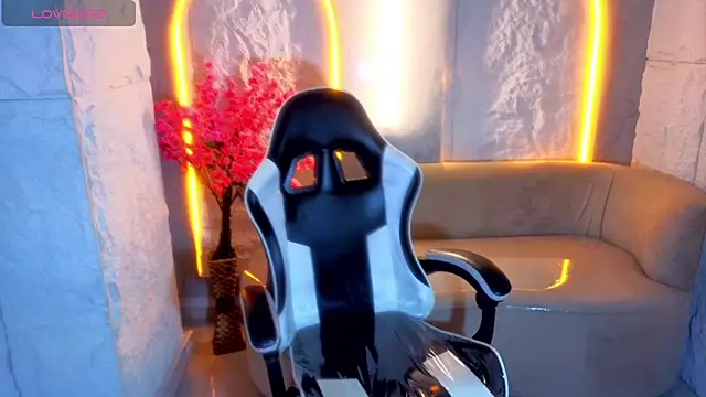 Stefany Tx online show from March 11, 8:00 pm