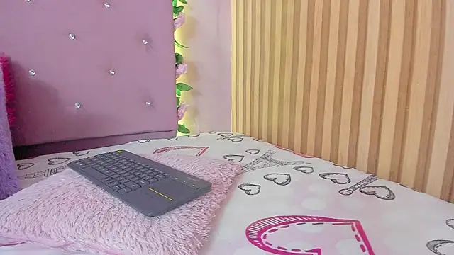 lovely  kiss   online show from May 27, 6:16 pm