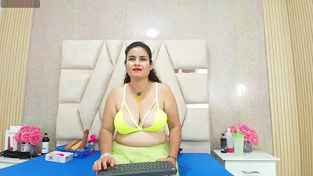 CrystallGomes online show from April 18, 7:58 pm