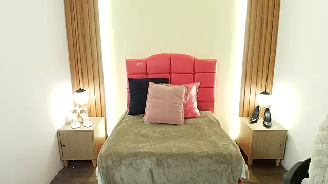 IvonneRoss  online show from February 24, 12:15 pm