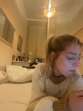 MelliMoon online show from February 27, 4:18 pm