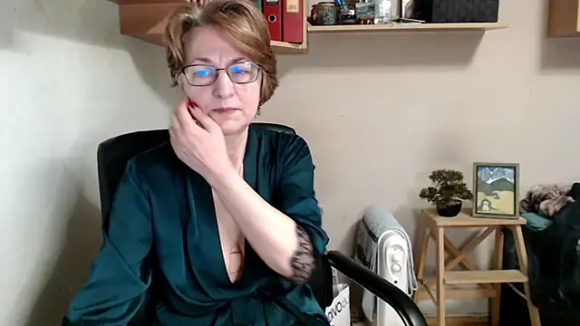 katemodel online show from April 1, 7:20 am