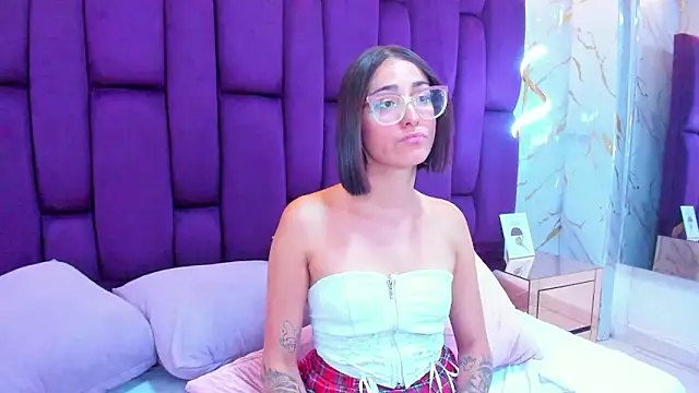 crystalstonee online show from March 11, 12:37 am