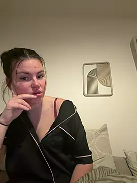 kiaraaaa75 online show from April 14, 8:09 pm