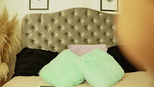 katt eyes  online show from March 28, 1:32 pm