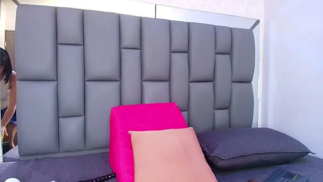 melany roberts  online show from April 11, 3:12 am