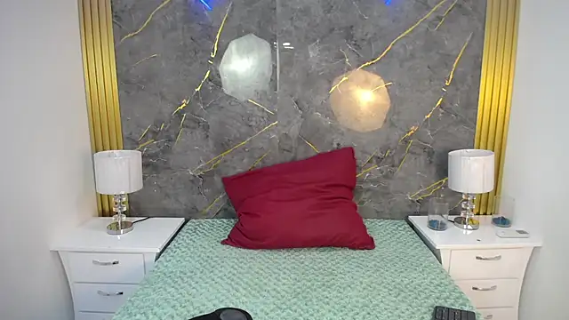 JORDAN MOOR online show from April 7, 12:07 pm