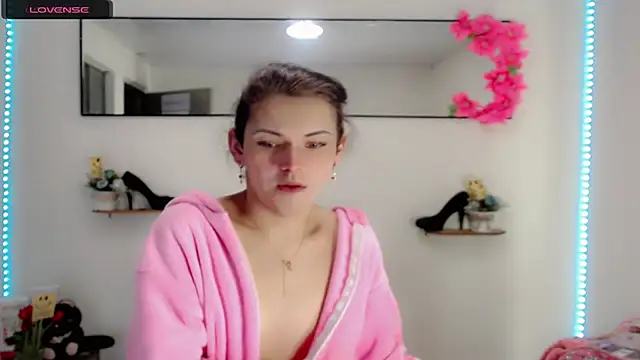 NathalialLooes online show from April 18, 5:21 am