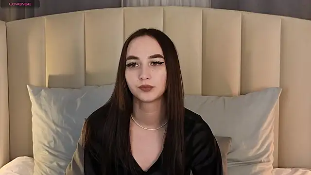 KiraLoo online show from February 1, 8:07 pm