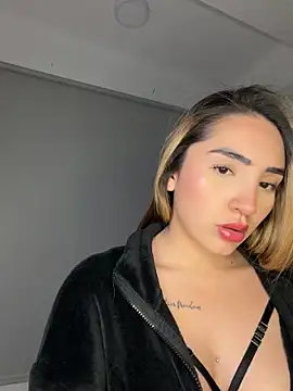 Snapshot of KimCollinss chatting on February 6, 4:05 am KimCollinss online show from February 6, 4:05 am