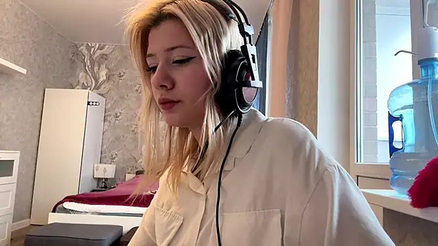 LadyFoxLove online show from February 9, 11:34 am