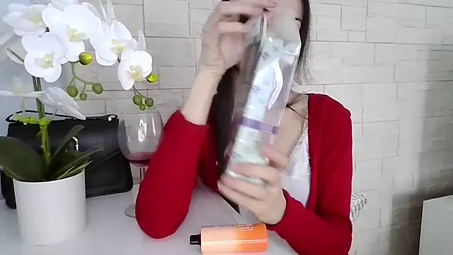 JuliaLovely online show from April 8, 2:19 pm