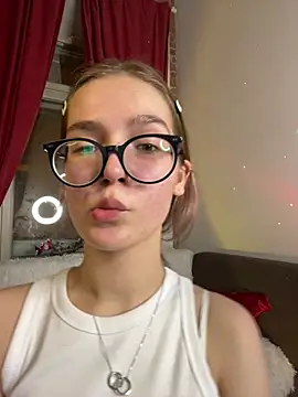 MyKittySayMeow online show from February 7, 9:18 pm