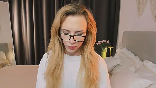 Tiffany  King online show from March 22, 3:40 pm