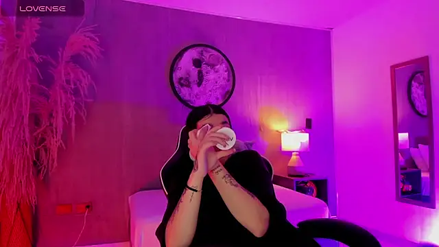 charlottee27  online show from May 29, 2:09 am