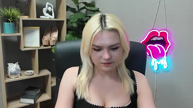 SweetLilyxo online show from March 11, 2:53 pm