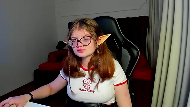 ChloeHalses online show from April 15, 5:08 am