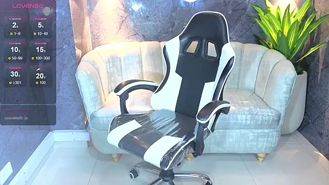 Lisa Doll Tx online show from February 26, 8:30 pm