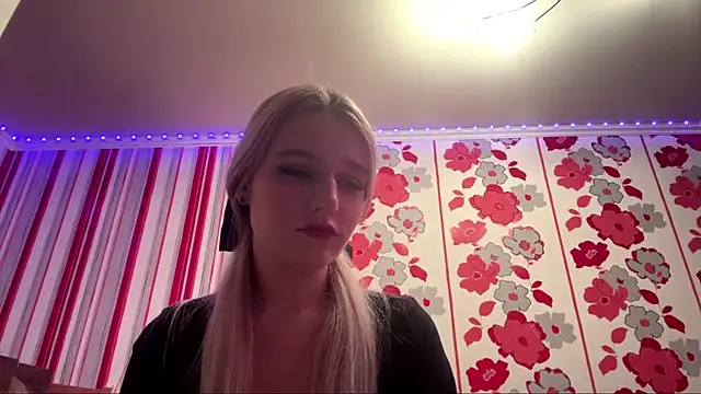 MiaBerlateen online show from February 15, 6:18 pm