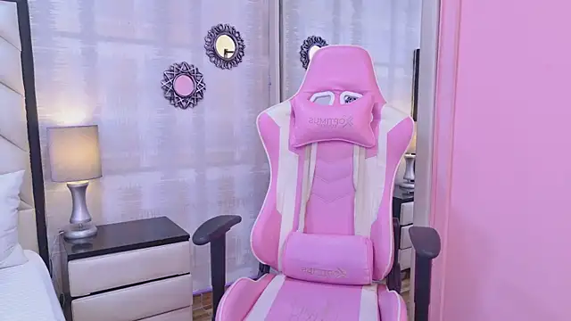 LaurenHazell online show from February 19, 4:01 am