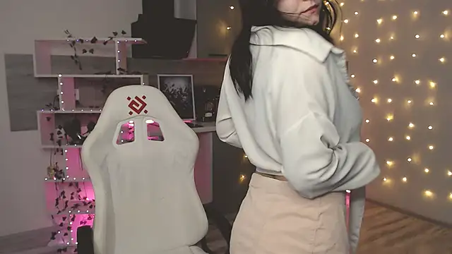 lily milleerr online show from February 25, 7:12 pm