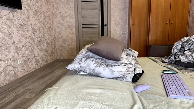 yourselenas online show from April 12, 4:32 pm