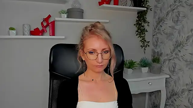 CinderellaMoon online show from March 13, 6:58 am