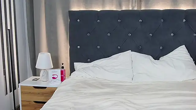 VikkyVonn online show from April 3, 1:42 pm