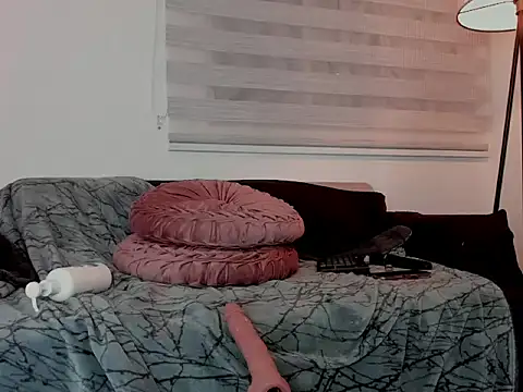 yourlollypetite online show from February 20, 4:55 am