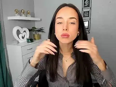 AdeleSolo online show from February 18, 6:45 am