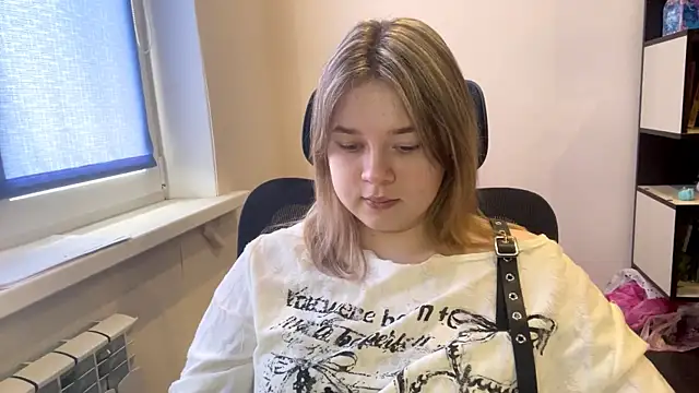 TomikoPfau online show from April 10, 7:58 am