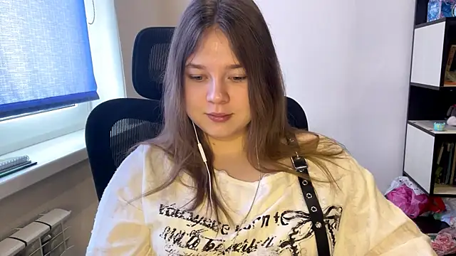 TomikoPfau online show from March 15, 8:16 am