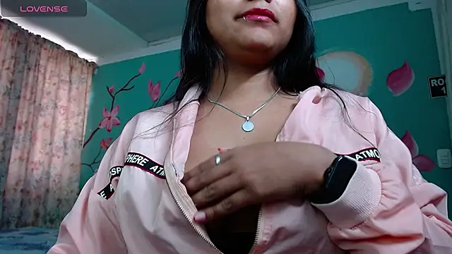 NoelleVireaux online show from April 14, 1:33 pm