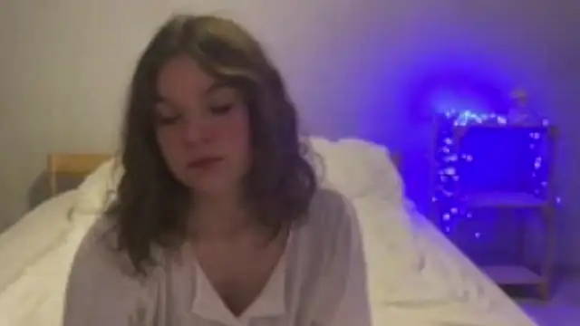 AliveCute online show from April 14, 6:52 pm