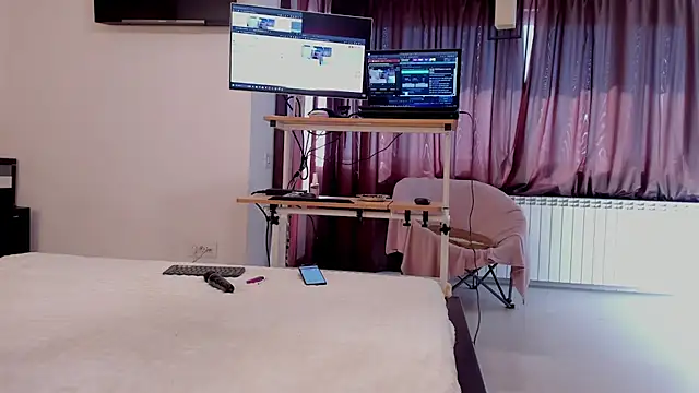 LadyAriaHunt online show from April 6, 9:10 am