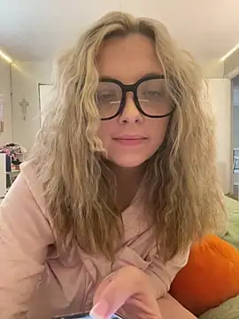 imkhloe online show from March 27, 10:43 pm