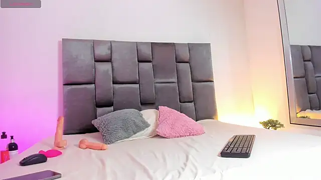 Miaatorres  online show from May 16, 12:04 pm