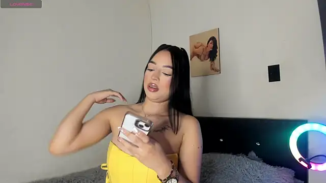 AnthonellaSweet  online show from April 28, 3:32 am