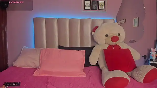 nikkita dragon  online show from April 18, 8:20 pm