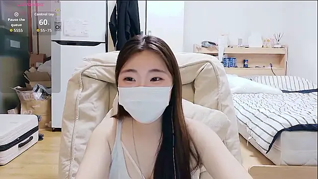 Berry Chuu online show from May 4, 6:12 pm