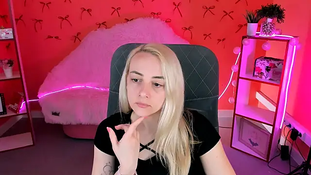 CarolMoor online show from April 14, 9:09 am