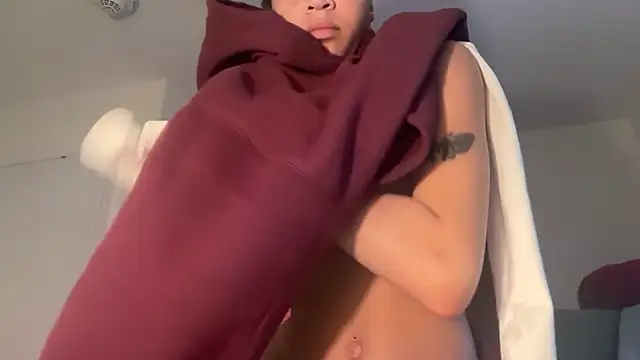 redbonequee online show from March 11, 9:50 pm