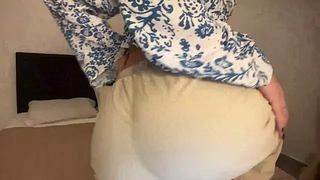 RoxyWet online show from April 8, 1:35 pm