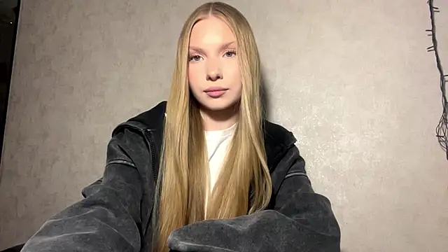 CarolineNine online show from April 28, 4:22 pm
