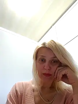 MiaLove183 online show from May 24, 8:57 am