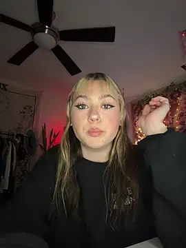 peachesncreamyy online show from April 28, 3:43 am