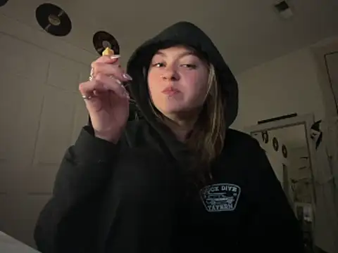 peachesncreamyy online show from May 20, 1:57 am
