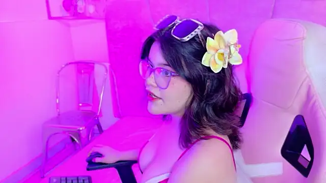 Alexa Missfortune online show from May 6, 10:14 pm